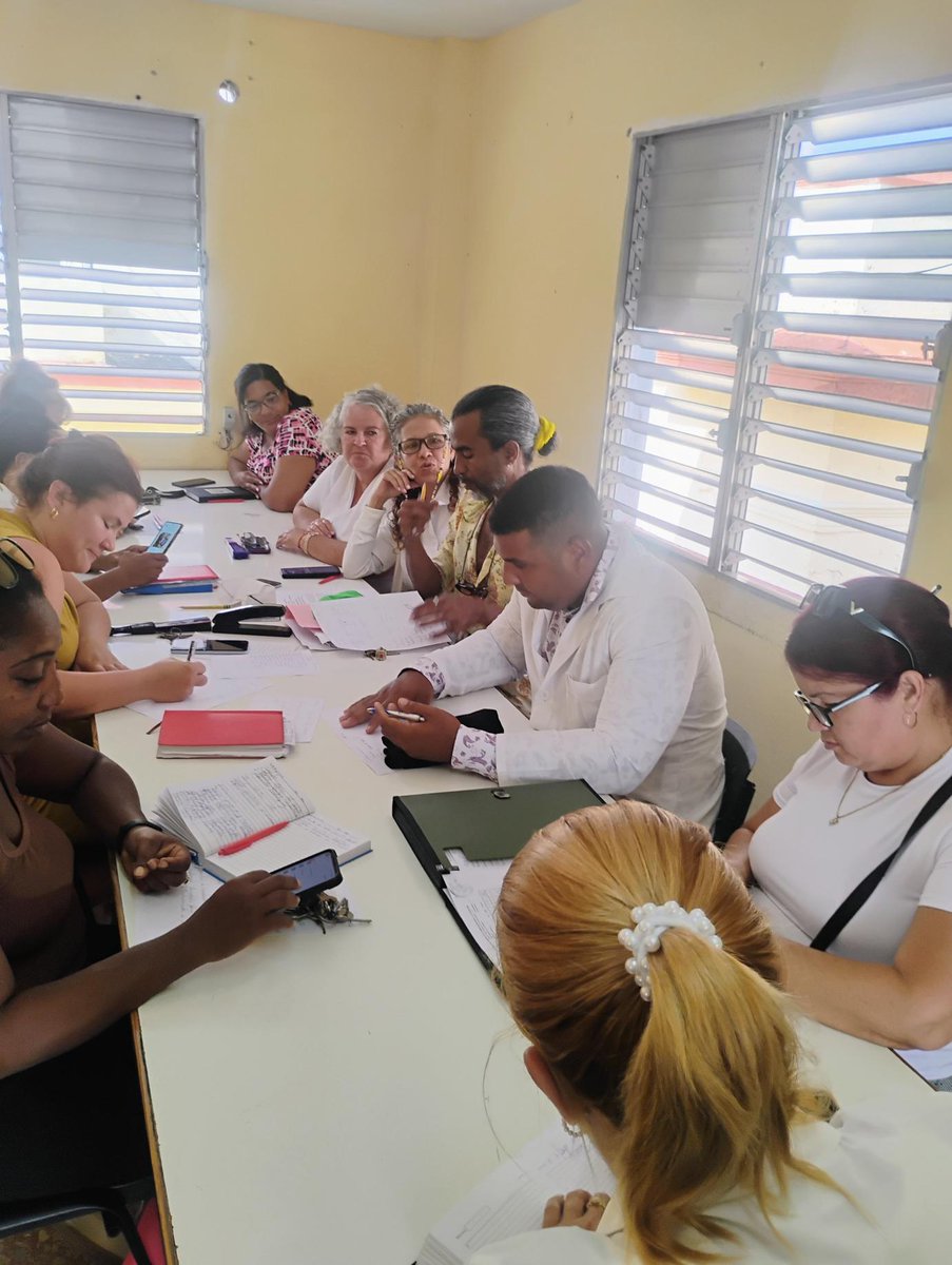 Policlínico Ángel Machaco Ameijeiras     

Reunión de puntualización del Consejo de Dirección para dar las indicaciones del trabajo de la semana a cada una de las áreas  que garanticen la atención medica con calidad