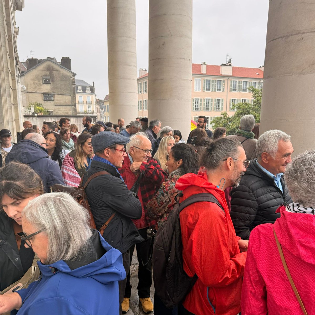 urgencepalpau64's tweet photo. Merci à toutes les personnes qui sont venues (parfois de loin) soutenir nos camarades aujourd'hui et particulièrement à Georges Abdallah qui a pu exprimer sa solidarité depuis le Liban durant le rassemblement
L'audience est reportée au 12/11, mais on ne lâche rien et on sera là ! https://t.co/Xr9tlTKHJv