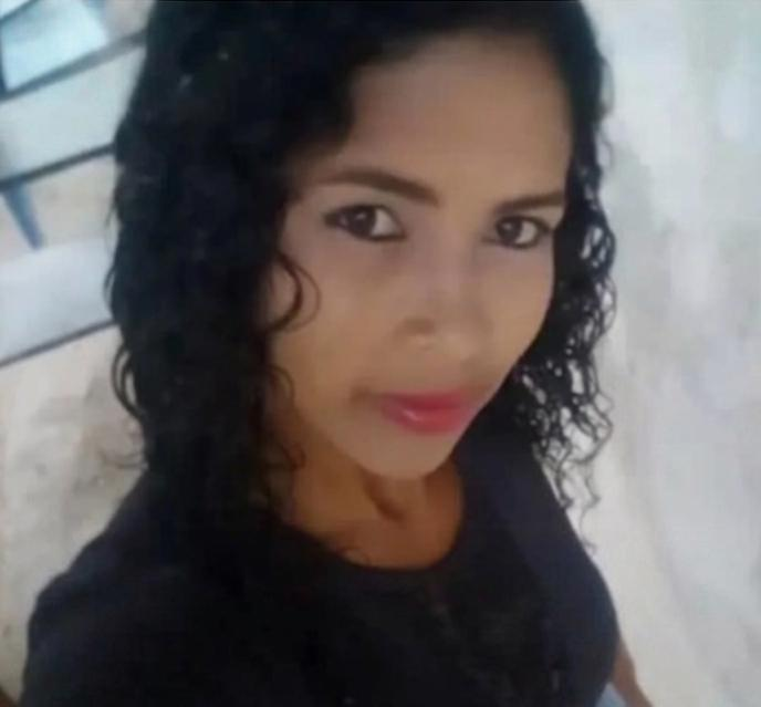 infopublicave's tweet image. 📢Yulimar Carolina Horta Alvarado (33) perdió la vida tras recibir un disparo en el tórax en Las Clavellinas, en #Lara. La víctima caminaba junto a su hijo hacia una iglesia cuando ocurrió el trágico suceso.

📌 @ElPitazoTV