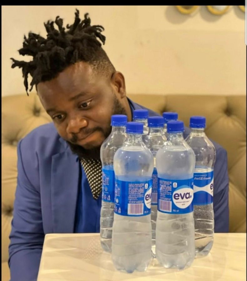 J_s_t_o_r_m27's tweet photo. As some people dey line up to go home, na so some dey line up to fetch water… life no balance 😭 https://t.co/sNCS5YQjkN