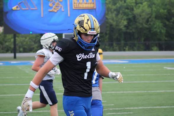 dosleprechauns's tweet image. 2027 TE @TeeHawk2323 is #IRISH! This kid is a flat out stud, standing at 6”7 and 215 lbs, he’s a dual sport (Football/Baseball), who can catch the ball wherever he’s lined up, and is a good blocking TE as well. VERY excited he chose the Irish over the likes of Bama, Florida and