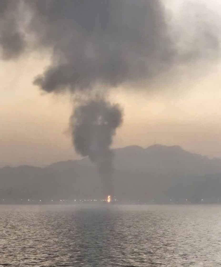 Mundo__News's tweet photo. 🔴 Incêndio observado na zona portuária de Fujairah, nos Emirados Árabes Unidos, após ataque do Irã.

Trata-se de um dos portos mais importantes do Oriente Médio, especialmente por sua posição estratégica FORA do Golfo Pérsico. https://t.co/vTBF9HWATD