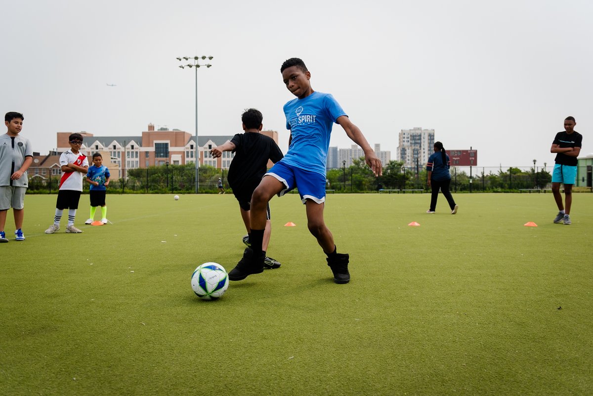 CPFNYC's tweet image. Registration is live for our summer sports programs! Sign up today for FREE youth golf, track &amp;amp; field, tennis, soccer, and Girls Forward programming in all five boroughs. Looking for a summer job in sports? We’re #hiring instructors! Visit cityparksfoundation.org/play/ for more info!