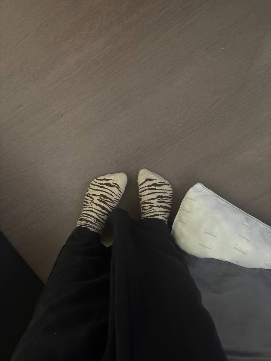 Frenchfeetdomi's tweet image. Bonsoir 🩷

#socks #pied
