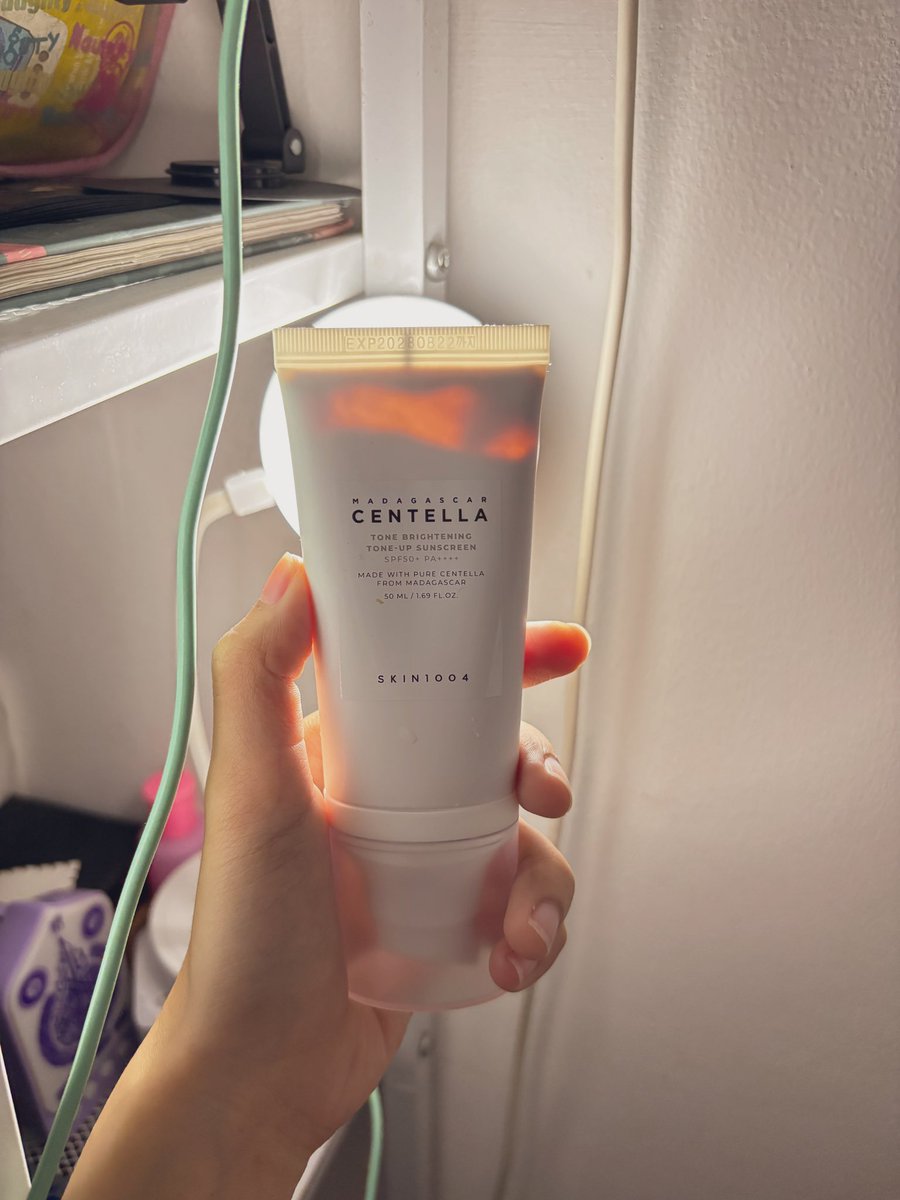 alicepdf11's tweet image. wts preloved tone up sunscreen skin1004 baru beberapa kali pemakaian, exp.2028 (no box yh udh ilang) 55k aja (exc ongkir)

ori, beli di tiktok ada bukti pembelian. #wts #preloved #makeup #sunscreen