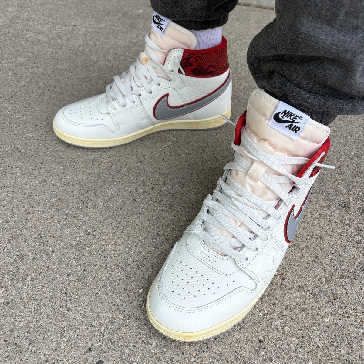 JaredWellman's tweet image. Something light, the hype train left these back at the station, but I still mess with ‘em! Plus only a small minority really know the life this crew neck represents🤣 #Indoorsy

@awakenyclothing x Jordan Air Ship PE SP - “University Red”

#KOTD #YourSneakersAreDope #WearYourShoes