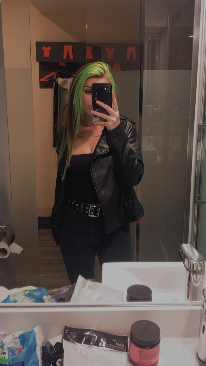 StxnerChickk's tweet image. Rate my outfit🌟 Too basic?🧚

#fitcheck #OOTD #ratemyoutfit #emogril