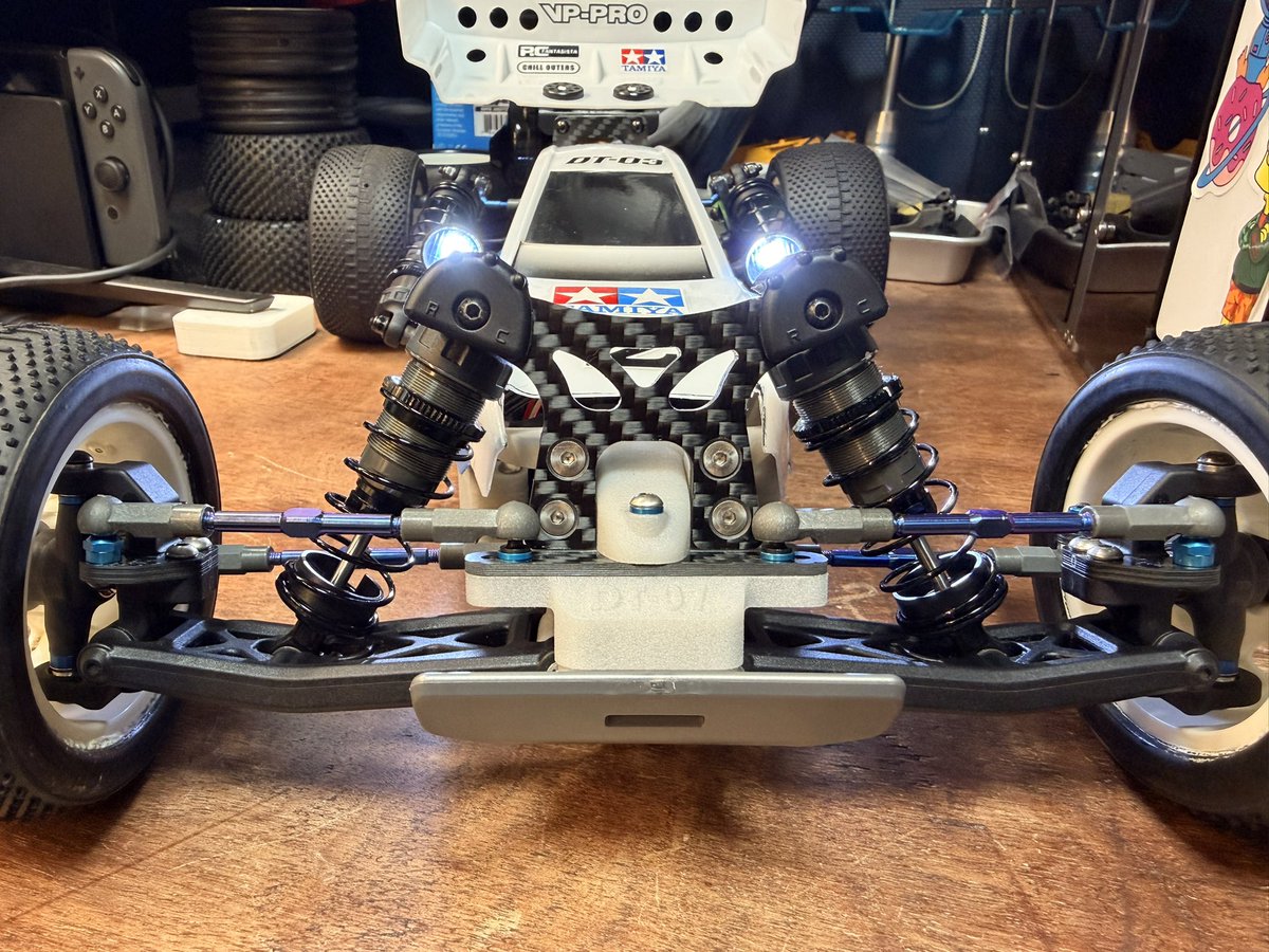 York1297188's tweet photo. DT-07Dには暫定ボディを乗せて明日シェイクダウンができる状況なら走らせよう^_^
ロッドエンドはスクエアの白いのが見た目的に良かったんだけど、強度が無くすぐに外れそうだったので京商のものに変更しました(^◇^;)
#tamiya
#associated
#tamiciated
#DT07D
#リッジフィールド https://t.co/tTYAUPLOP1