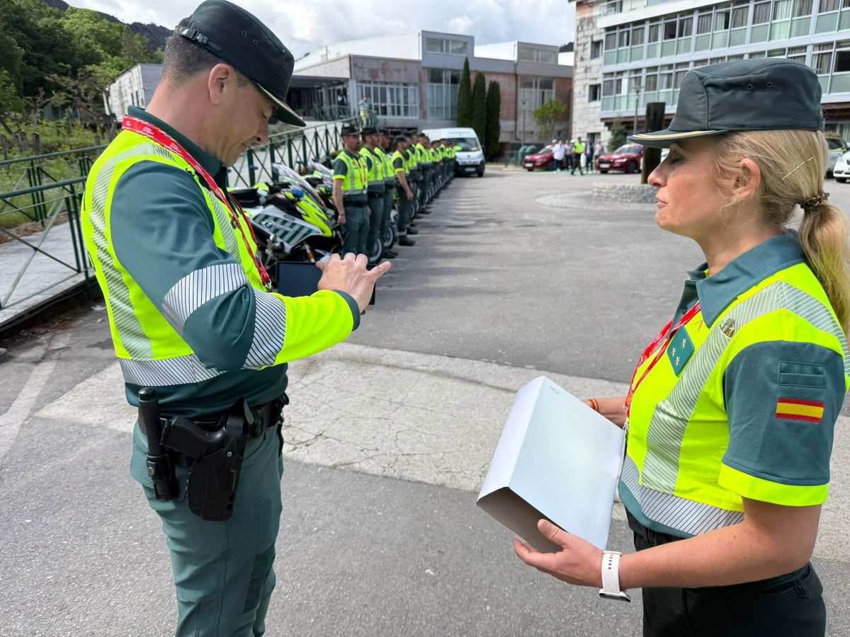 mujerygc's tweet photo. La capitán de la Guardia Civil María Victoria Campillo Zomeño dirige la seguridad de La Vuelta Ciclista a España Femenina by Carrefour 2026

La UMSV despliega en esta edición un total de 45 guardias civiles de la #ATGC, entre ellos 15 mujeres.

https://t.co/f2OIdrGToK https://t.co/t4MGUANdA0