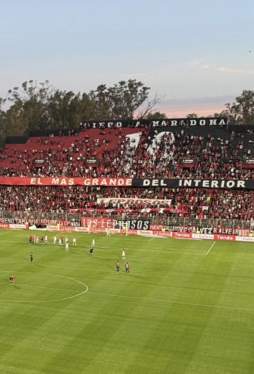 Aca la popular estaba vacía porque todavía estaba jugando la reserva