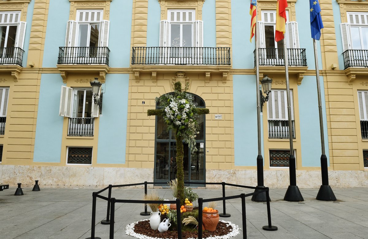 Quan assumírem la responsabilitat de governar la <a href="/dipvalencia/">Diputació de València</a>, ens marcàrem una prioritat: fomentar, impulsar i protegir tot lo que ens definix com a poble. Les Creus de Maig formen part d'eixa herència, per això la institució ha tornat a implicar-se per a mantindre viva esta