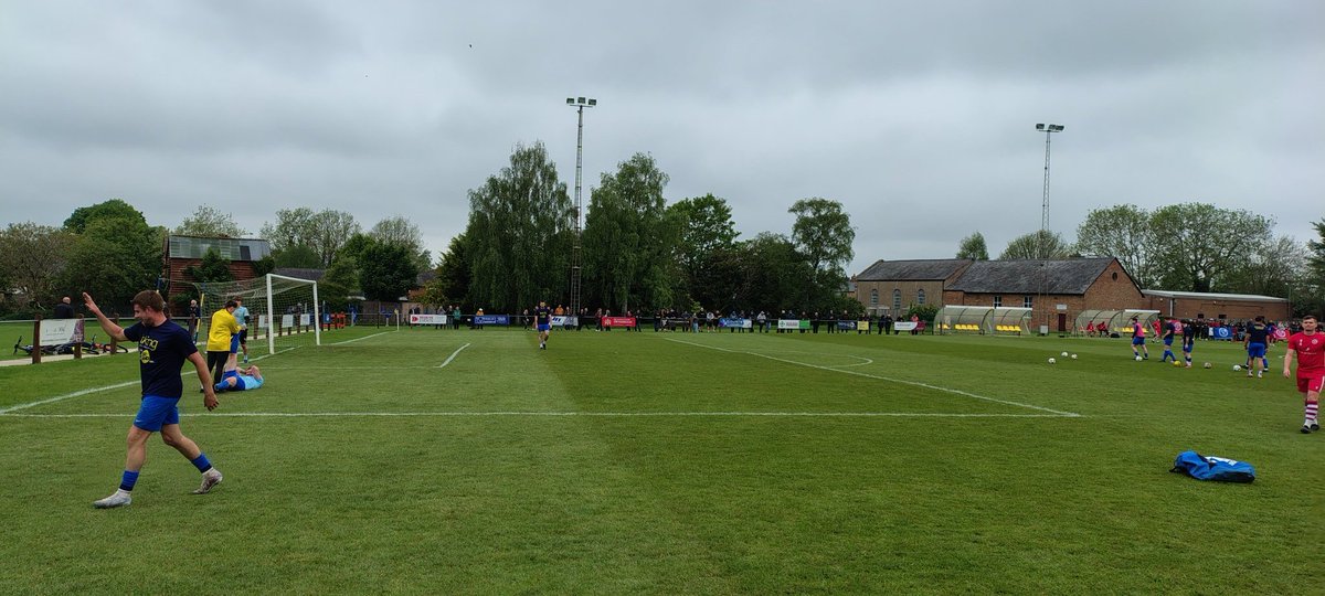 DanBonzo's tweet photo. ⚽️ @WinslowUtdFC v @CockfostersFC
🏆 @SSMFLOfficial Play-Off Final
📍 Elmfields Gate
🏟 Ground 1️⃣2️⃣3️⃣
#Groundhopping https://t.co/4ehqiW8pAE