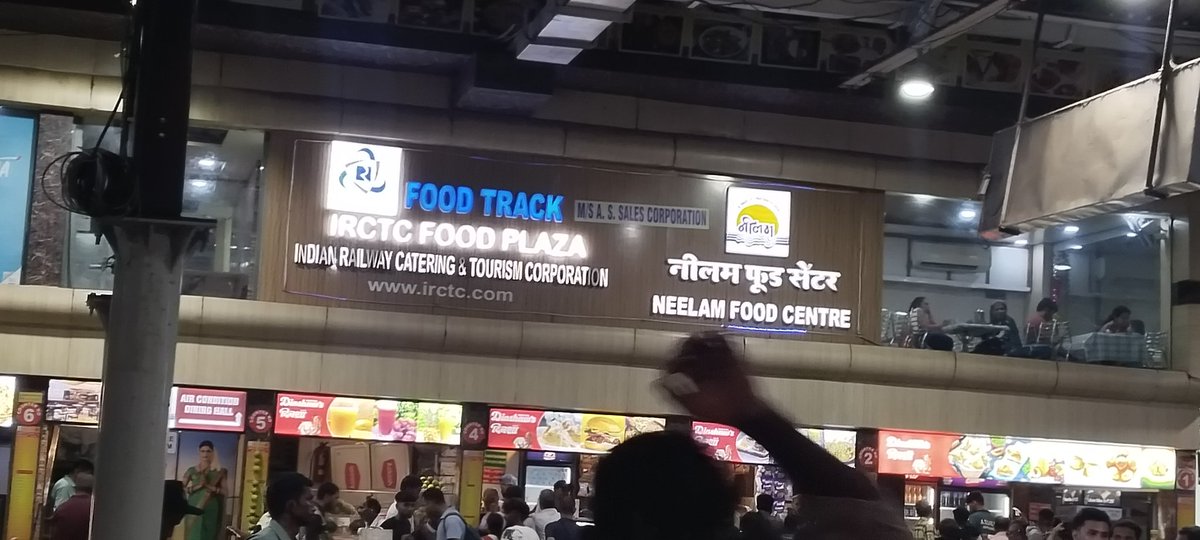 archukhush's tweet photo. @IRCTCofficial @RailMinIndia @AshwiniVaishnaw @Central_Railway @RailwaySeva देखिए हमारे रेल मंत्री को हमारी कितनी फिकर है।ये वीडियो CSMT का है,जहां पर अनगिनत यात्री यात्रा करता है।उन्हें ऐसी कैंटीन से खाना मिलता। कैंटीन का विवरण वीडियो मे है,अब देखते कार्रवाई या भ्रष्टाचार ❓ https://t.co/lAIgMpkxig