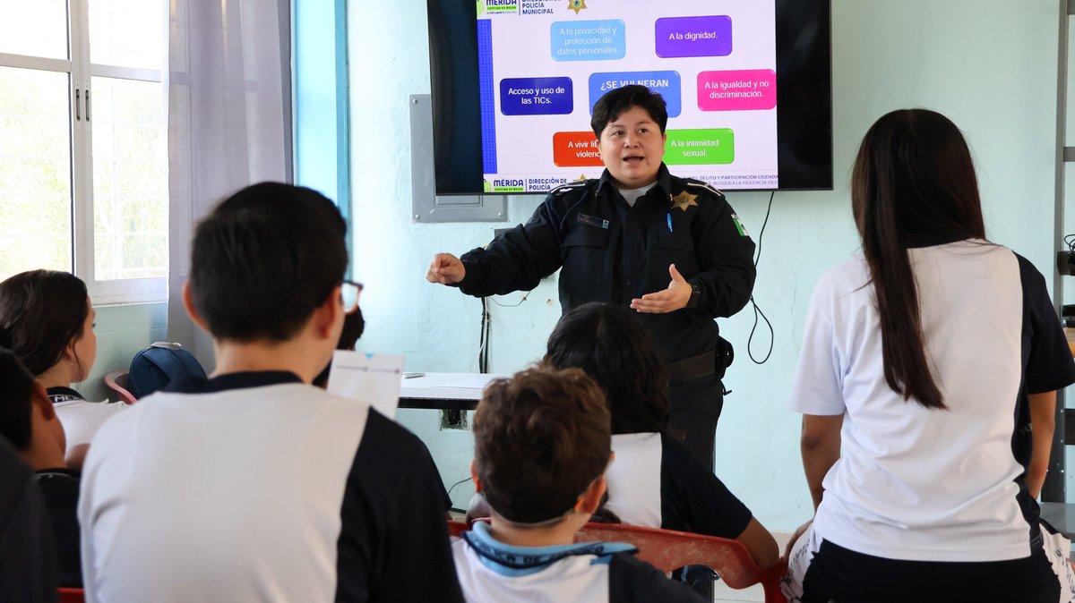 PoliciaMeridaMx's tweet photo. En la Escuela Secundaria Estatal No. 18 “República de México”, en la colonia Centro, impartimos la plática preventiva “Delitos contra la intimidad y la imagen” a las y los estudiantes. https://t.co/3zsI8VnauG