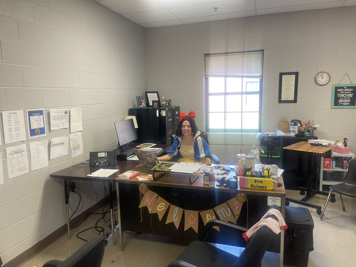 JMCSSOperations's tweet photo. Mr Willis and his staff started Teachers Appreciation Week off with a magical lunch. A big Thanks to Fellowship Church for their support https://t.co/VBE7uKzj8h