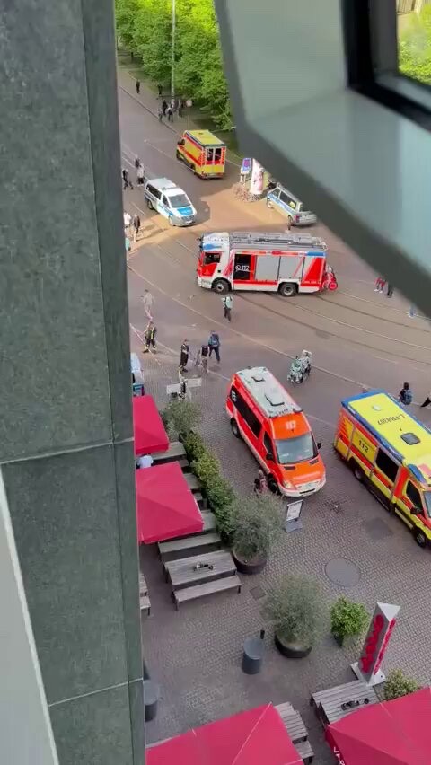 LeMediaPolitiFR's tweet image. ⚖️ 🚨 FLASH : Le chauffeur impliqué dans l'accident de PIÉTONS a été ARRÊTÉ par la police, ce qui signifie une enquête en cours pour déterminer les responsabilités. (source : presse)

#Police
