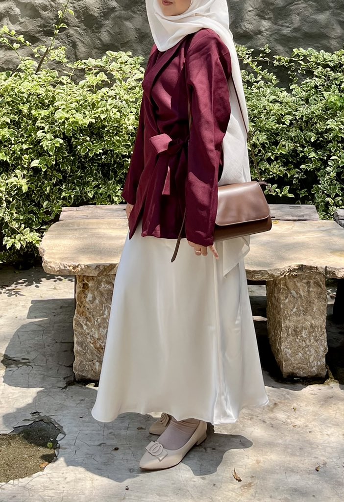 itsaluvlady's tweet photo. beli buat wisuda adik tapi ternyata juga kepake buat mainn😭 
rok satin yang ternyata bisa hidup dobel — tinggal ganti sepatunya aja.

minus: perawatannya perlu effort dikit. plus-nya: adem, jatuhnya enak, dan gak ada yang nyangka harganya segitu🥹🤏🏻￼ https://t.co/gTnwepbTR4