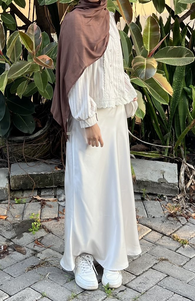 itsaluvlady's tweet photo. beli buat wisuda adik tapi ternyata juga kepake buat mainn😭 
rok satin yang ternyata bisa hidup dobel — tinggal ganti sepatunya aja.

minus: perawatannya perlu effort dikit. plus-nya: adem, jatuhnya enak, dan gak ada yang nyangka harganya segitu🥹🤏🏻￼ https://t.co/gTnwepbTR4
