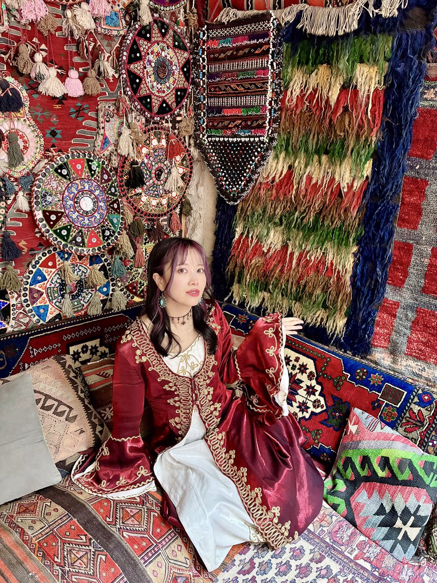 chiakicna's tweet photo. トルコ絨毯の部屋で撮影した🇹🇷
今から日本に帰る！！
ケバブ全種類おいしすぎいい https://t.co/4pM3kFL2xG