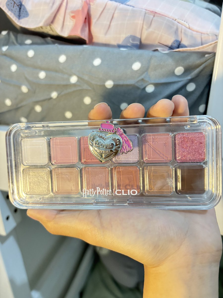 alicepdf11's tweet image. wts preloved clio eyeshadow palette x harry potter exp.2028 baru beberapa kali pemakaian, box masih ada💗

200k (exc ongkir)!💗 #wts #preloved #makeup #clio