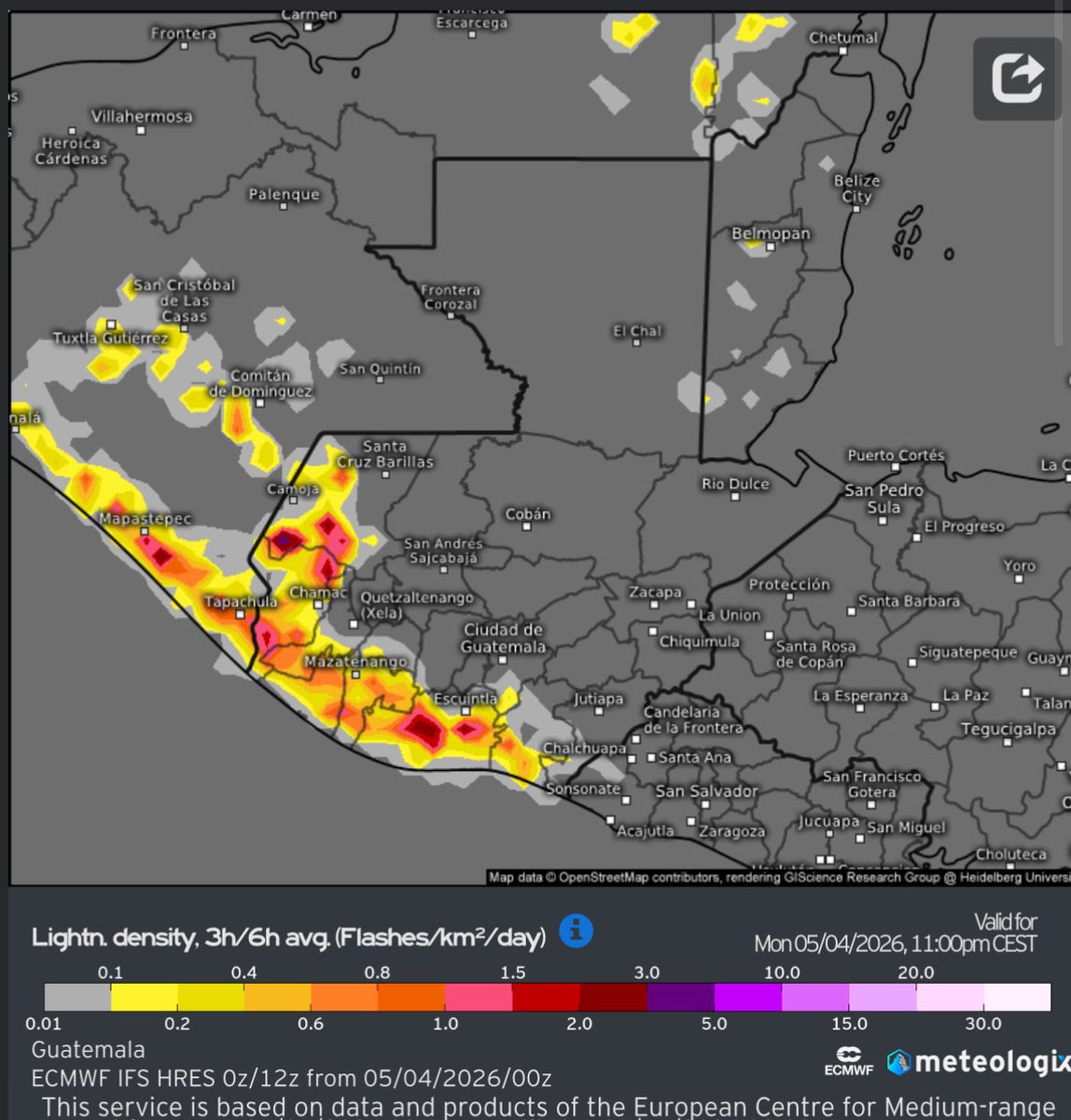ClimaenGuate's tweet photo. Continúa ambiente caluroso a muy caluroso en el país con remanentes de humedad del frente frío, lo que podría favorecer lluvias o tormentas en sur oriente, bocacosta, suroccidente, occidente, Verapaces y en áreas del centro. No se descartan algunas en la capital. 

Se mantiene potencial de desarrollo de tormentas locales severas con viento, gran actividad eléctrica, intensas lluvias en corto tiempo y hasta granizo. 

Atentos