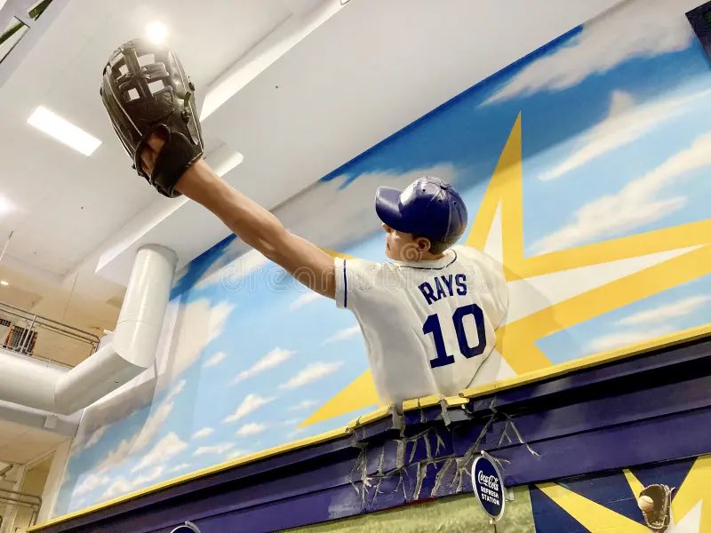 k0igg's tweet photo. @TayVictoria8 Not really a specific memory but as a kid I loved seeing the statue of the guy diving out of the wall when I walked in. Bonus shoutout to the little blimp they used to fly around in there. https://t.co/1QkxHvzREi