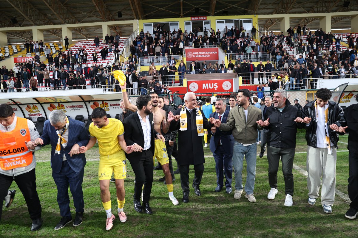 TCMusValiligi's tweet photo. Muşspor'umuz Play-Off Finalinde 💛🤍💪

Valimiz Sayın @Valiavnicakir, ilimiz protokolü ile birlikte, TFF 2. Lig Play-Off rövanş maçında temsilcimiz Muşspor'umuz ile Aliağa FK arasında oynanan karşılaşmayı Muş Şehir Stadyumu’nda tribünden izledi.

Karşılaşmayı penaltılar sonucunda 6-5 skorla kazanan takımımızı yürekten tebrik ediyor; Play-Off Finalinde Mardin 1969 Spor ile karşılaşacak olan Muşspor'umuz'a futbolcularımıza, teknik heyetimize ve yönetimimize üstün başarılar diliyoruz.

Yolunuz 1.Lig olsun Muşspor’umuz, size güvenimiz tam.#Muş #Muşspor🏆

📍 Muş Şehir Stadyumu