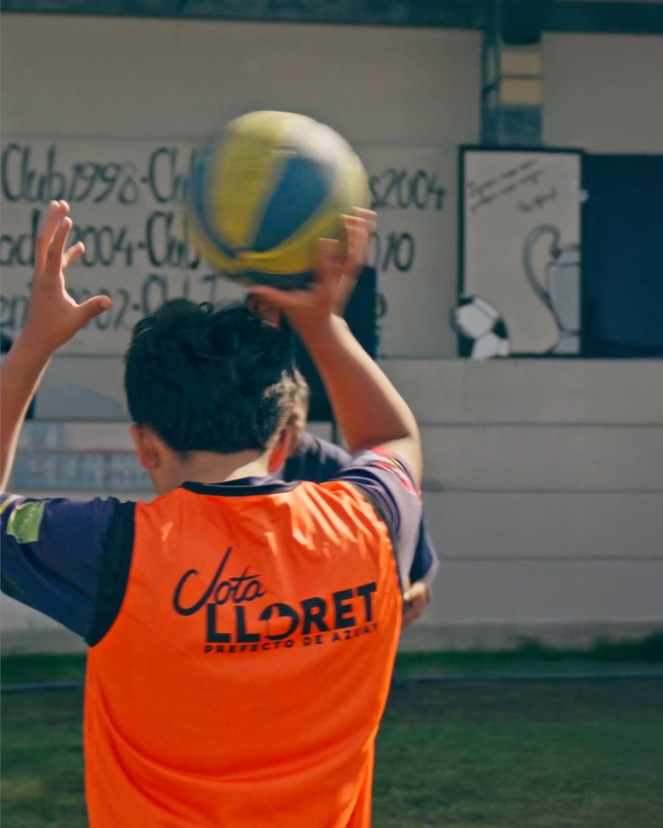 AzuayPrefectura's tweet photo. El deporte nos une 🩵
🏀 En nuestras #EscuelasDeportivas de baloncesto cada entrenamiento es un espacio donde nacen amistades, crecen sueños y se construye un mejor futuro. ✨
Un niño más en las canchas es un joven menos en las calles.👦🏻👧🏽
#AzuayExtremo
#LaPrefecturaDelDeporte https://t.co/vXlStx7Q5I