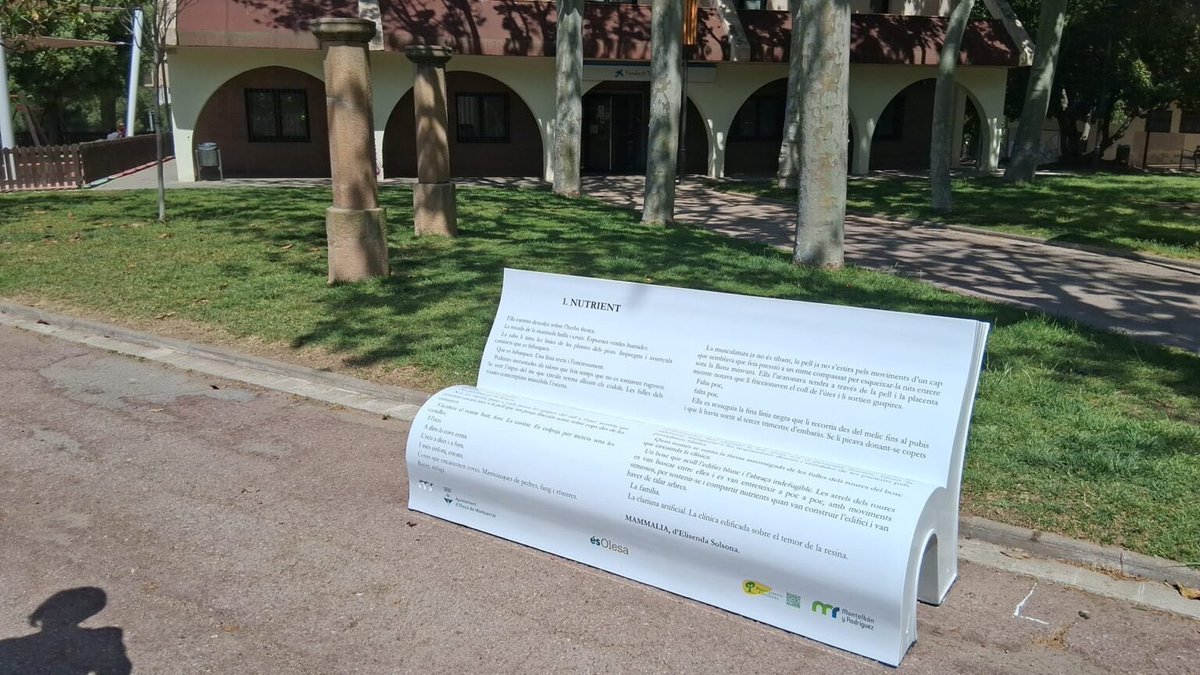 LesMalesHerbes's tweet image. 🥁Nova atracció turística a Olesa de Montserrat: el banc literàri de Mammalia! 

Pren el sol entre les pàgines d’aquest tros de novel•la! 🌴❤️ 

Poca broma, esperem aviat ser nosaltres tres els de la foto perquè n’estem MERAVELLATS!