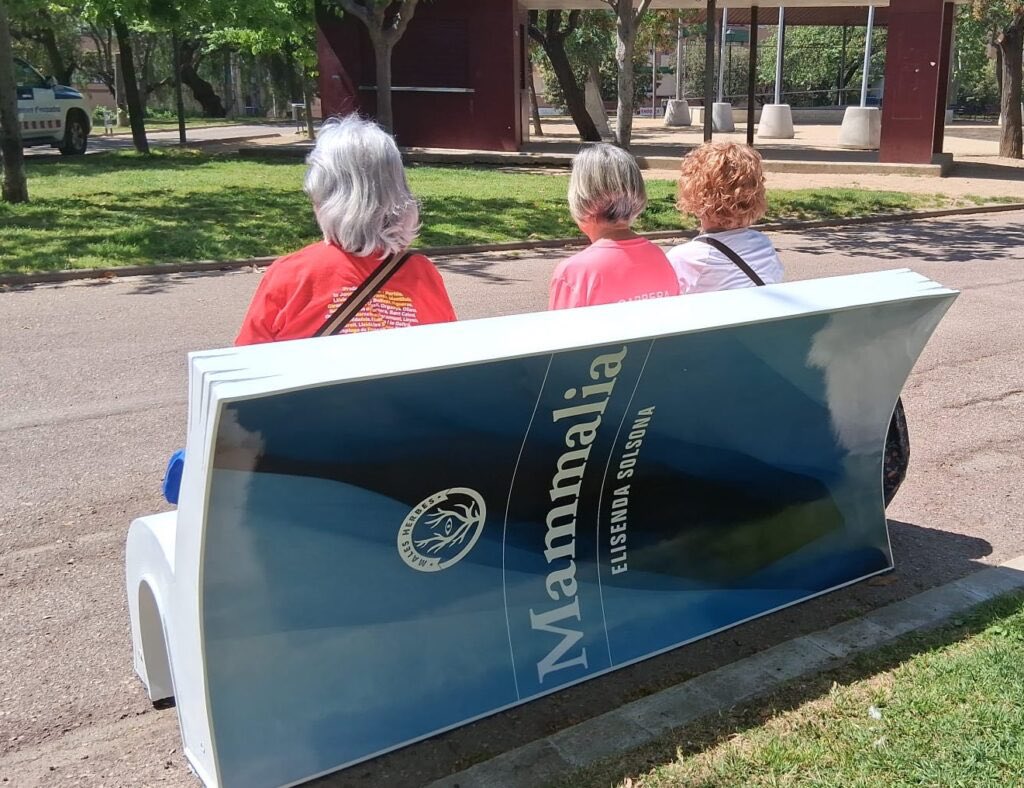LesMalesHerbes's tweet image. 🥁Nova atracció turística a Olesa de Montserrat: el banc literàri de Mammalia! 

Pren el sol entre les pàgines d’aquest tros de novel•la! 🌴❤️ 

Poca broma, esperem aviat ser nosaltres tres els de la foto perquè n’estem MERAVELLATS!