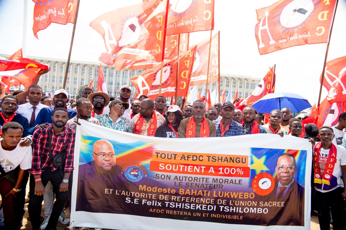 AfdcRDC's tweet photo. La participation de l’Alliance des Forces Démocratiques du Congo (AFDC) à la marche organisée ce lundi 04 mai  2026 à Kinshasa par  l’UDPS, pour saluer les sanctions internationales prises contre Joseph Kabila.cette marche a été marquée par une mobilisation exceptionnelle d’environ cinq mille militants et cadres du parti de la houe. Répondant à l’appel du Président National Statutaire et Autorité Morale, l'Honorable Sénateur, Professeur Modeste Bahati Lukwebo, ils ont envahi les artères de la capitale avec des messages clairs sur les calicots, sous un soleil ardent, illustrant l’ancrage et la capacité de mobilisation du parti.

Au-delà de cette démonstration de force, l’AFDC a réaffirmé son soutien au Président de la République, S.E Félix Antoine Tshisekedi Tshilombo et salué sa diplomatie à l’origine de ces sanctions. La mobilisation s’est poursuivie par un sit-in devant le cabinet du Vice-Premier ministre et ministre de l’Intérieur Jacquemin Shabani Lukoo, où les militants ont exigé l’intérinement des résolutions du 4ᵉ Congrès ordinaire du parti, réaffirmant ainsi leur engagement politique et institutionnel.

@Presidence_RDC @unionsacreerdc