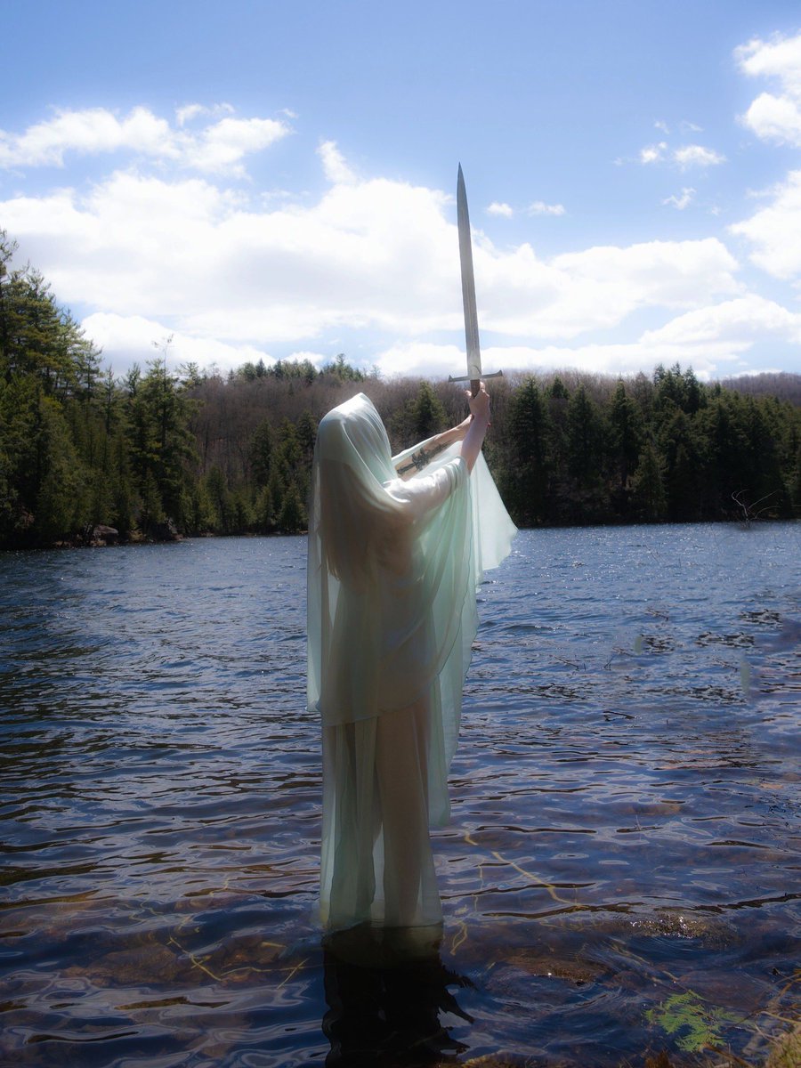 Ellaelvinx's tweet image. Lady of the lake type vibes #fantasy #lotr