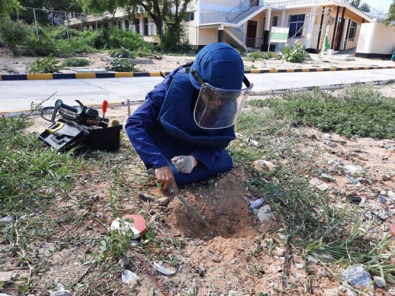 sntvnews1's tweet image. In #Somalia, UNMAS-trained teams prevented an estimated 700 IEDs, and IED clearance rates improved by 175% over 5 years. The National Army and Police can now train their own forces independently—the programme’s defining success.