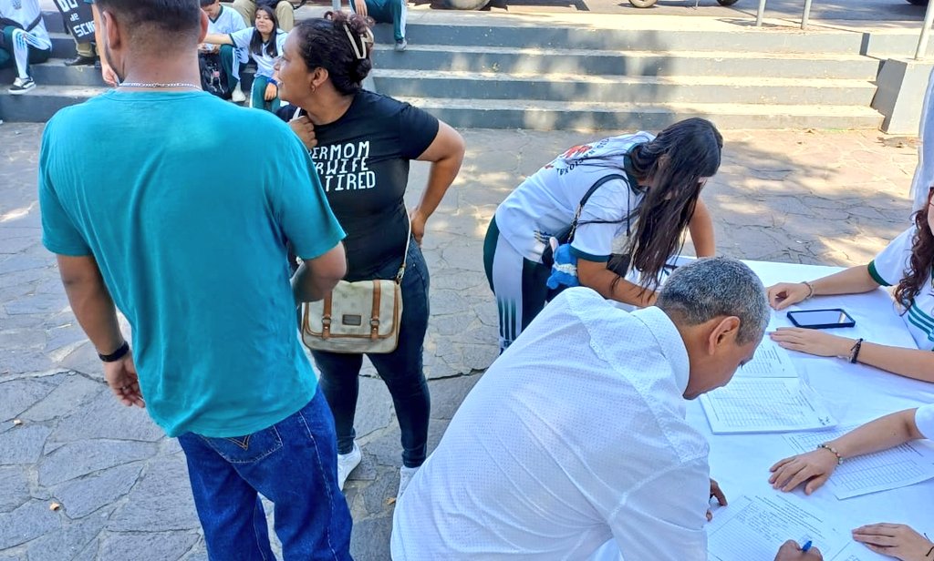 Roberto_Dubon's tweet photo. Más estudiantes de otros institutos están llegando en apoyo al despido del maestro del Instituto Nacional de Sensuntepeque, entre ellos de San Isidro, donde fue despedido el jueves el profesor Mario Javier. https://t.co/7c2pXKLqIy