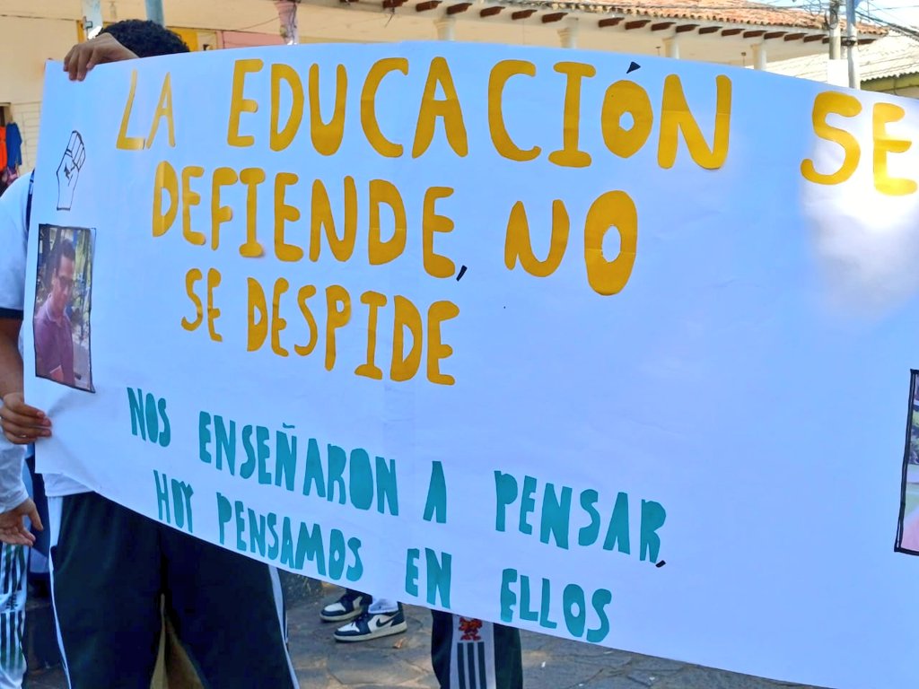 Roberto_Dubon's tweet photo. Más estudiantes de otros institutos están llegando en apoyo al despido del maestro del Instituto Nacional de Sensuntepeque, entre ellos de San Isidro, donde fue despedido el jueves el profesor Mario Javier. https://t.co/7c2pXKLqIy