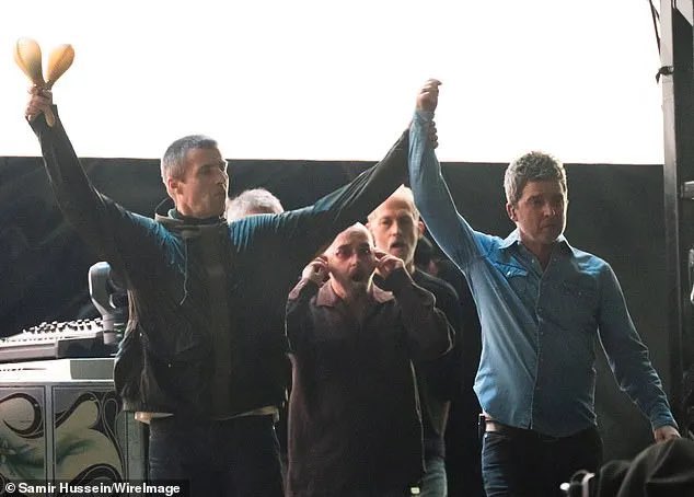 The emotional moment Liam and Noel Gallagher walked on stage hand-in-hand for their first Oasis concert in 16 years

📸 Samir Hussein