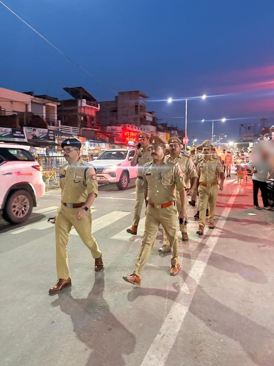 DCP_South's tweet image. @DCP_South @AmitKAnandIPS के निर्देशन में #ACP Mohanlal ganj द्वारा  पुलिस  बल के साथ थाना मोहन लालगंज  में कानून-व्यवस्था सुदृढ़ बनाने,अपराध एवं अपराधियों पर अंकुश लगाने हेतु पैदल गस्त कर संदिग्ध व्यक्ति/वस्तु/वाहनों की चेकिंग की गई।

@lkopolice @Uppolice 
#Lkopolice_On_Duty