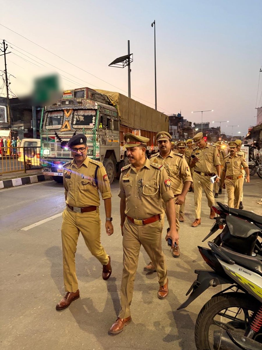 DCP_South's tweet image. @DCP_South @AmitKAnandIPS के निर्देशन में #ACP Mohanlal ganj द्वारा  पुलिस  बल के साथ थाना मोहन लालगंज  में कानून-व्यवस्था सुदृढ़ बनाने,अपराध एवं अपराधियों पर अंकुश लगाने हेतु पैदल गस्त कर संदिग्ध व्यक्ति/वस्तु/वाहनों की चेकिंग की गई।

@lkopolice @Uppolice 
#Lkopolice_On_Duty