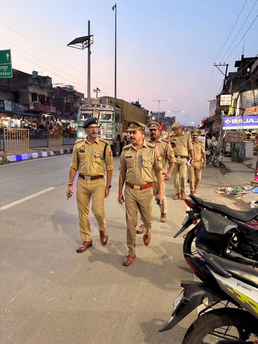 DCP_South's tweet image. @DCP_South @AmitKAnandIPS के निर्देशन में #ACP Mohanlal ganj द्वारा  पुलिस  बल के साथ थाना मोहन लालगंज  में कानून-व्यवस्था सुदृढ़ बनाने,अपराध एवं अपराधियों पर अंकुश लगाने हेतु पैदल गस्त कर संदिग्ध व्यक्ति/वस्तु/वाहनों की चेकिंग की गई।

@lkopolice @Uppolice 
#Lkopolice_On_Duty
