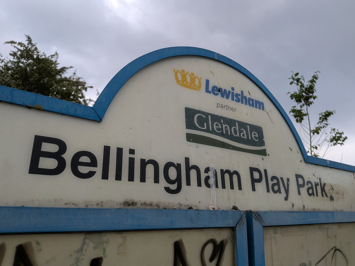 OurBellGreen's tweet image. Abandoned Notice Board. Apparently Lewisham Council are very proud of their 'award winning' parks. The ones they spent all the money on... #bellinghamplaypark #glendale #lewishamcouncil #deprivation #neglect