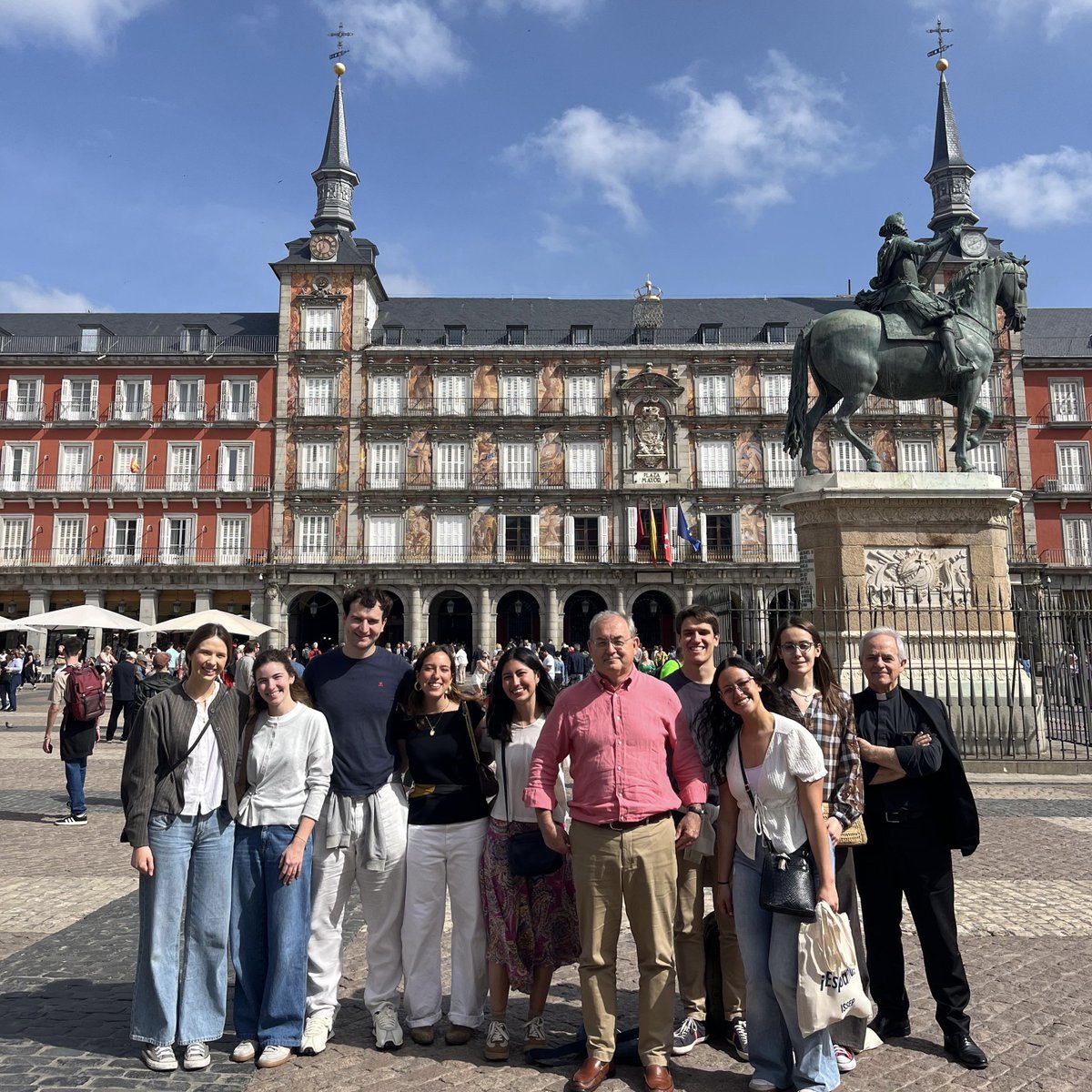tecnun's tweet photo. Estudiantes de la asignatura “Desvelando el misterio del Arte” (Core Currículum) viajaron ✈️ a #Madrid para conocer el @museodelprado y el Palacio Real.

La iniciativa, impulsada por los propios estudiantes 👏, les ha permitido profundizar en lo aprendido en clase.

#somosTecnun https://t.co/HhZUdtuS7P