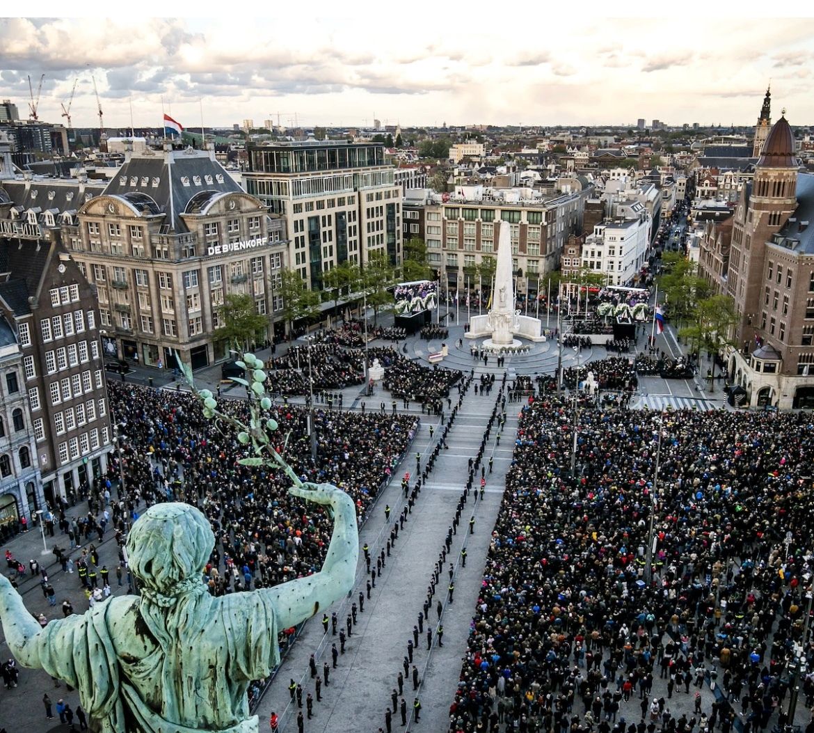 Op 4 mei herdenken we iedereen die is omgekomen tijdens oorlogssituaties. De herdenking is bedoeld om ons iets mee te geven. En voor mij is het dit: blijf elkaar als mensen zien en spreek je uit tegen de-humanisering. De Holocaust begon niet in Auschwitz.