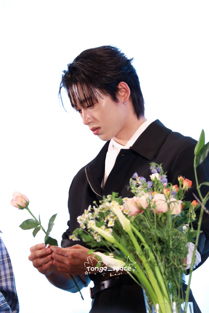 เอส+ดอกไม้คือเข้าสุดๆ 🦈🌸

MAGIC TIME WITH EST 
#EstFSinShanghai  #est_rvp