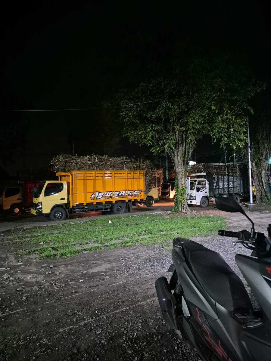 arifplankton's tweet photo. Ngisis karo nyawang  truk do Parkir https://t.co/o1vK5Kja8v