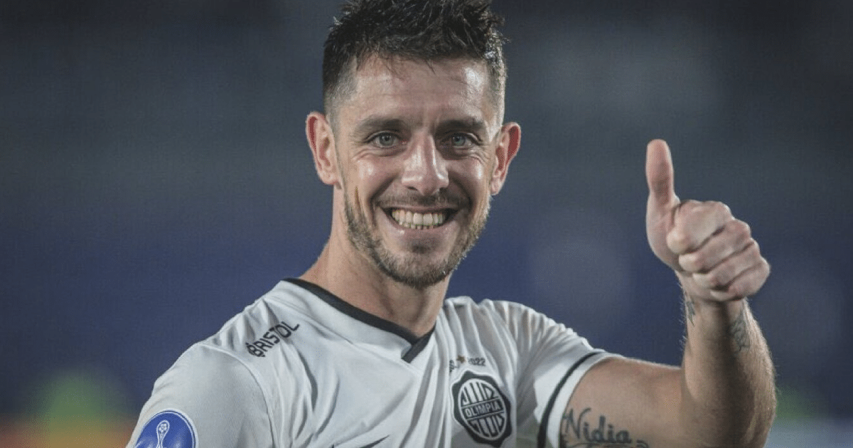 ⚽ #Fútbol #Olimpia ¿Se nos va Ale Silva?

"Tengo contrato hasta el fin de año… pero el retiro lo tengo en cuenta; sé que está cerca", admitió Alejandro Silva tras meter el penal que coronó a Olimpia campeón.

📊 A los 36 años, el uruguayo cambió el palo y venció a Miguel