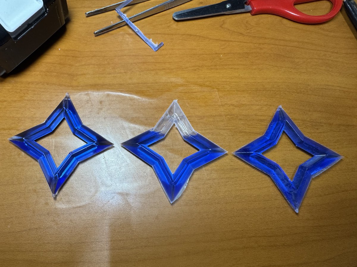 kbinani's tweet photo. 型の作り方を 3 通り変えてエポキシ樹脂を成形した。気泡が入らないように、もう少し工夫してみたいな https://t.co/MSWSQvGeJJ