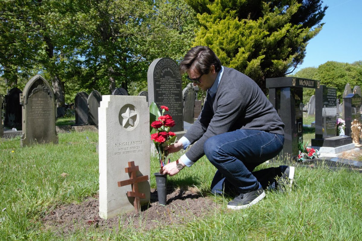 RussianEmbassy's tweet image. 💐 Ahead of the 81st anniversary of Victory in the Great Patriotic War, Russian diplomats visited cemeteries in Hartlepool, Harrogate, Leeds, Huddersfield, Liverpool and Chester, where they laid flowers at the graves of Soviet soldiers.

t.me/RusEmbUK/3073

#WeRemember