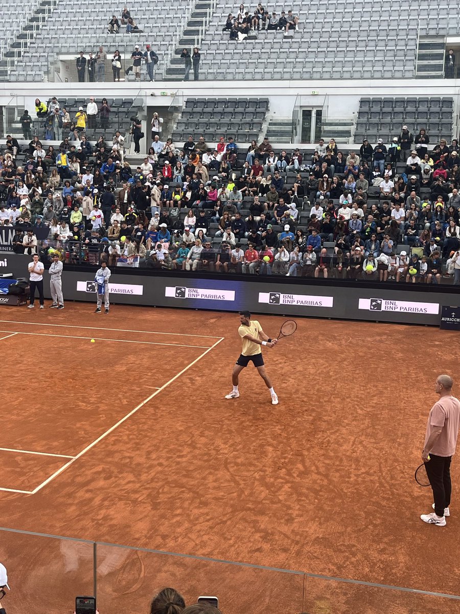 belleamball's tweet image. Back on clay ladies and gents: Novak #Djokovic practicing with Buse on Centrale. Great atmosphere for a Monday evening.
