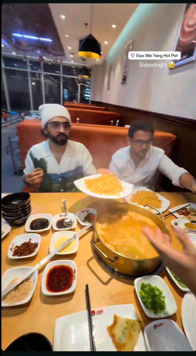 Yaha ethana kalesh huva hai ,but yaha amlu pie enjoying noodles 🍜 😂

Anyway enjoy your food 😋 <a href="/AmaalMallik/">Amaal Mallik</a> 

#AmaalMallik