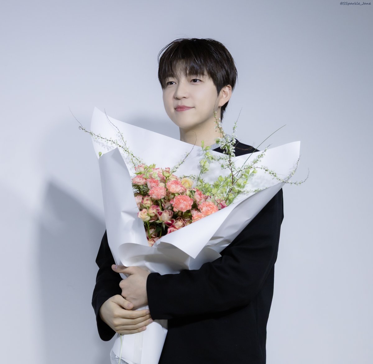 SSparkle_Jane's tweet image. 꽃다발 든 수현이는 늘 예뿌다

#Gray #수현이 #수현
#SOOHYUN #SHINSOOHYUN #シンスヒョン